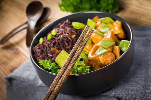 Curry Rojo Tailandés Con Pollo Arroz Negro Enfoque Selectivo — Foto de Stock