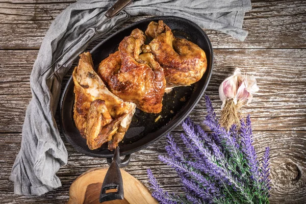 Viertel Gebratenes Hühnchen Einer Gusseisernen Pfanne Selektiver Fokus — Stockfoto