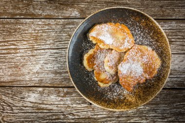 Elma, süt ve undan yapılmış tatlı krepler. Üst görünüm.