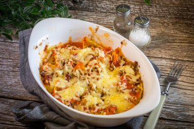 Biftek ve peynirli makarna güveci.