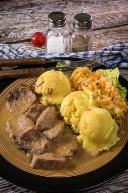 Yabanturpu soslu domuz diliyle patates ve salata..