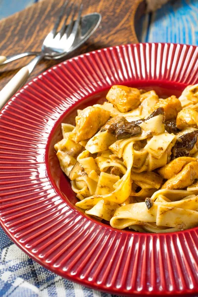 Tagliatelle Pasta Chicken Boletus Mushrooms Plate — Stock Photo, Image