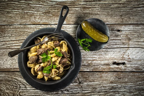 Conchiglie Pasta Italiana Con Sugo Manzo Padella Ghisa Sul Tavolo — Foto Stock