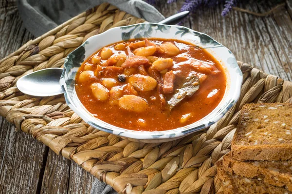 Fagioli Con Salsa Pomodoro Pancetta Salsiccia Focus Selettivo — Foto Stock