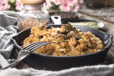 Bigos, dökme demir tavada servis edilen geleneksel bir Polonya lahana turşusu..