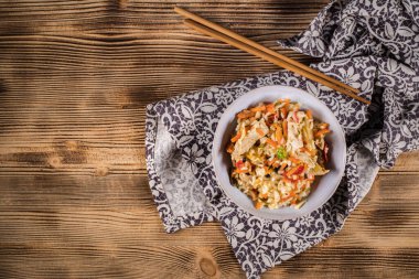 Kızarmış tavuk, pilav ve sebzeli kase. Üst görünüm.