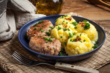 Bir tabağa haşlanmış patates ile servis köfte.