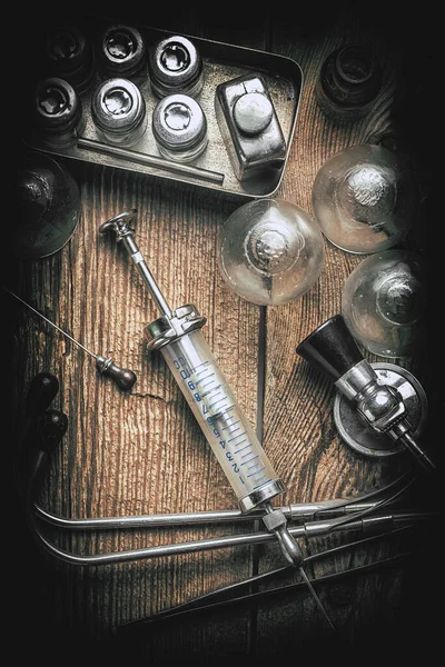 Retro Spritze Stethoskop Und Medizinisches Schröpfglas Auf Einem Holztisch Geringe — Stockfoto