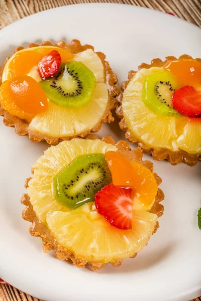 Crostata Frutta Fresca Mista Con Fragole Ananas Kiwi Focus Selettivo — Foto Stock