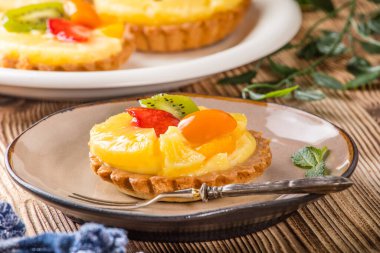 Çilek, ananas ve kivi ile taze karışık meyve tart. Seçici odak.