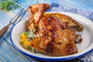 Tavuklar tabakta pişiyor..