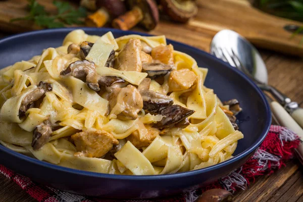 Tagliatelle Pasta Forest Mushrooms Chicken Small Depth Field — Stock Photo, Image