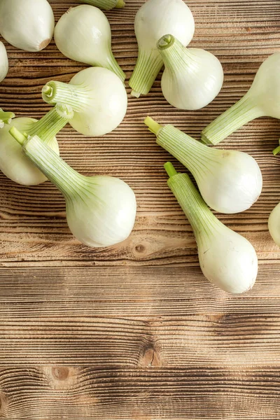 Cebolla Joven Blanca Sobre Tabla Madera — Foto de Stock