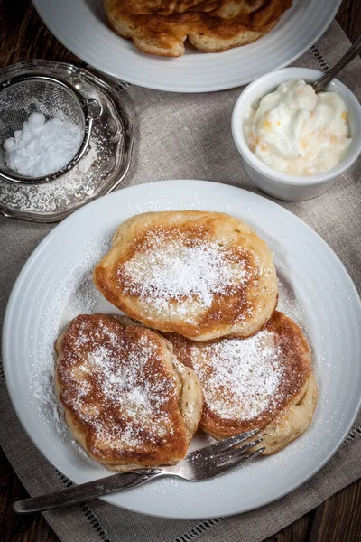 Pancake Polandia Dengan Bubuk Gula Fokus Selektif — Stok Foto