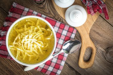 Çorba. Erişteli tavuk çorbası..