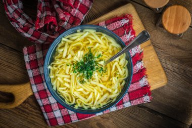 Çorba. Erişteli tavuk çorbası..