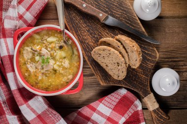 Sebzeli ve tavuklu Polonya arpa çorbası - krupnik.