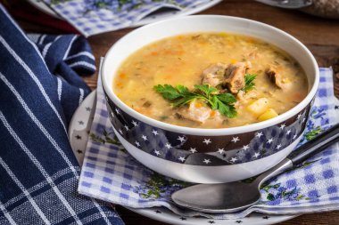 Geleneksel çorba, arpa ve tavuk var. 