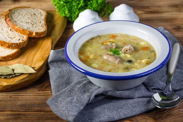 野菜と鶏の心を持つポーランドの大麦のスープ Krupnik — ストック写真