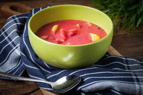 Vegetariánská Červená Polévka Borsch Zelené Míse Dřevěném Pozadí — Stock fotografie