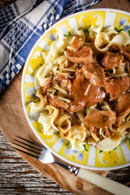 Erişteli domuz yahnisi. Sığ alan derinliği.