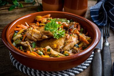 Sebzeli kızarmış tavuk fileto. Koyu ışık.