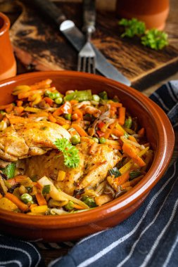 Sebzeli kızarmış tavuk fileto. Koyu ışık.