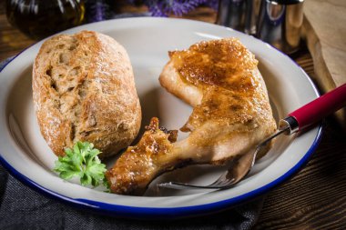 Kızarmış tavuk budu ve bir tabak ekmek..