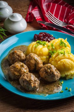 Soslu köfte, patates ve kızılcık reçeli..