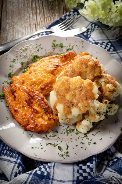 Pechuga Pollo Marinada Servida Con Coliflor Hervida — Foto de Stock