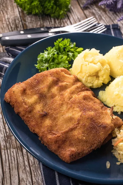 Pesce Impanato Con Patate Insalata Crauti Cena Focus Selettivo — Foto Stock