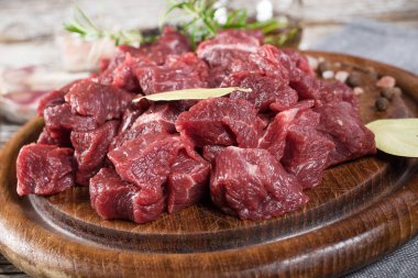 Et yahnisi doğrama tahtasında hazırlandı. Seçici odak.