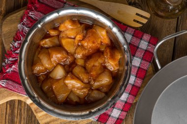 Metal bir kase kızartma tavuk parçalarını.