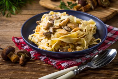 Orman mantarlı ve tavuklu Tagliatelle makarnası. Küçük alan derinliği.