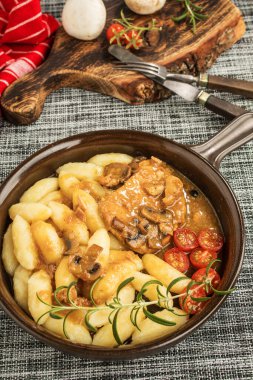 Parlak bir mantar sos haşlanmış domuz pirzolası.