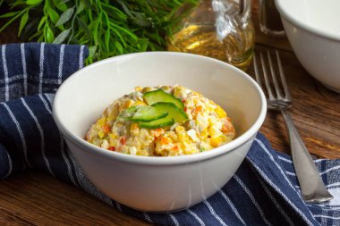 Patates, mısır, havuç, yumurta ve mayonezli salata. Sığ alan derinliği.