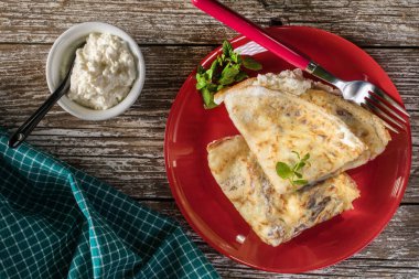 Ricotta peynirli krep ve kuşüzümü reçeli. Lezzetli krepler, ince krepler. Üst görünüm.