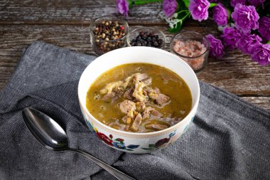 Tavuk midesi ve sebzeden yapılmış sıcak işkembe çorbası..