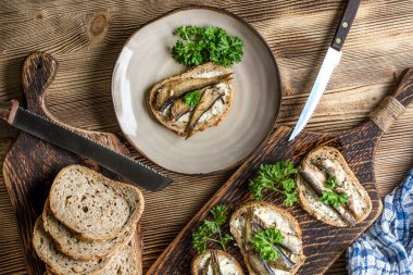 Tahta masadaki lahanalı sandviç. Üst görünüm.