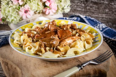 Erişteli domuz yahnisi. Sığ alan derinliği.