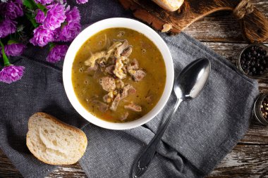 Tavuk midesi ve sebzelerden yapılmış sıcak işkembe çorbası. Üst görünüm.