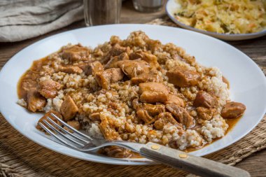 Arpa, haşlanmış et ve lahana ile servis edilir.