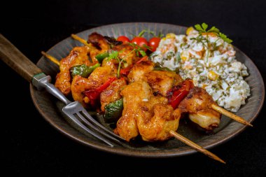 Kebap - tabakta ızgara et ve sebze salatası.