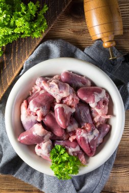 Tahtada taze çiğ tavuk kalbi..