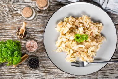 Lahana turşulu makarna ve pastırma. Seçici odak.