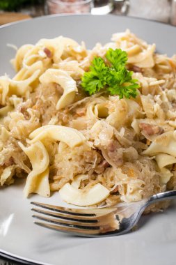 Lahana turşulu makarna ve pastırma. Seçici odak.