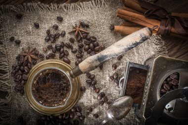 Ahşap arka planda bakır kahve demliğinde Türk kahvesi. Üst görünüm.