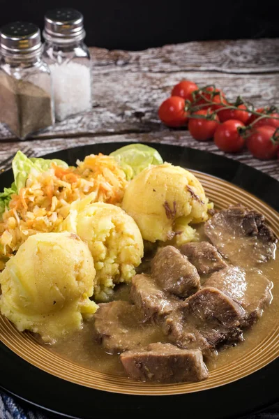 Lenguas Cerdo Estofadas Salsa Rábano Picante Servidas Con Papas Ensalada —  Fotos de Stock