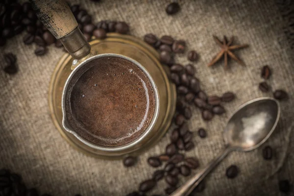 Türkischer Kaffee Kupferkaffeekanne Auf Holzgrund — Stockfoto