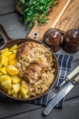 Kızarmış patatesle servis edilen lahana turşulu pirzola..